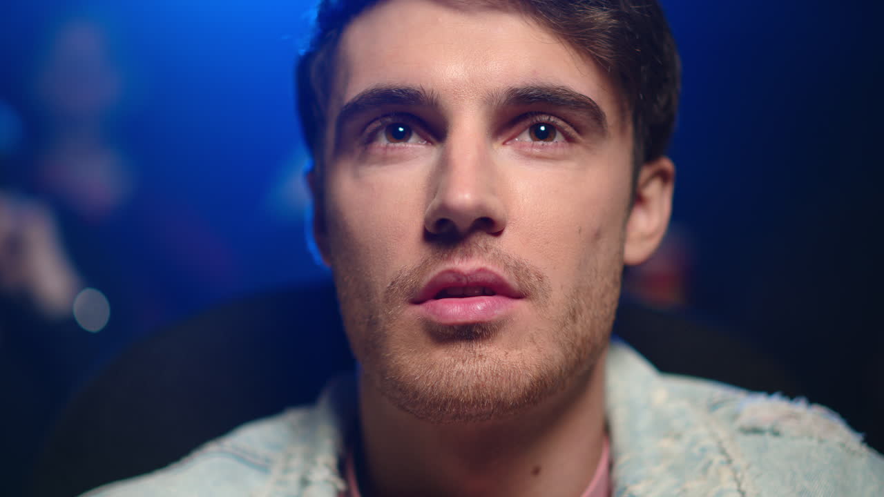 영화관에서 영화를 보는 행복한 남자