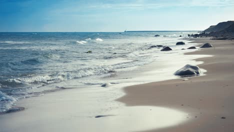 Suaves-Olas-Bajas-Ruedan-Lentamente-En-La-Playa-De-Arena-Limpia