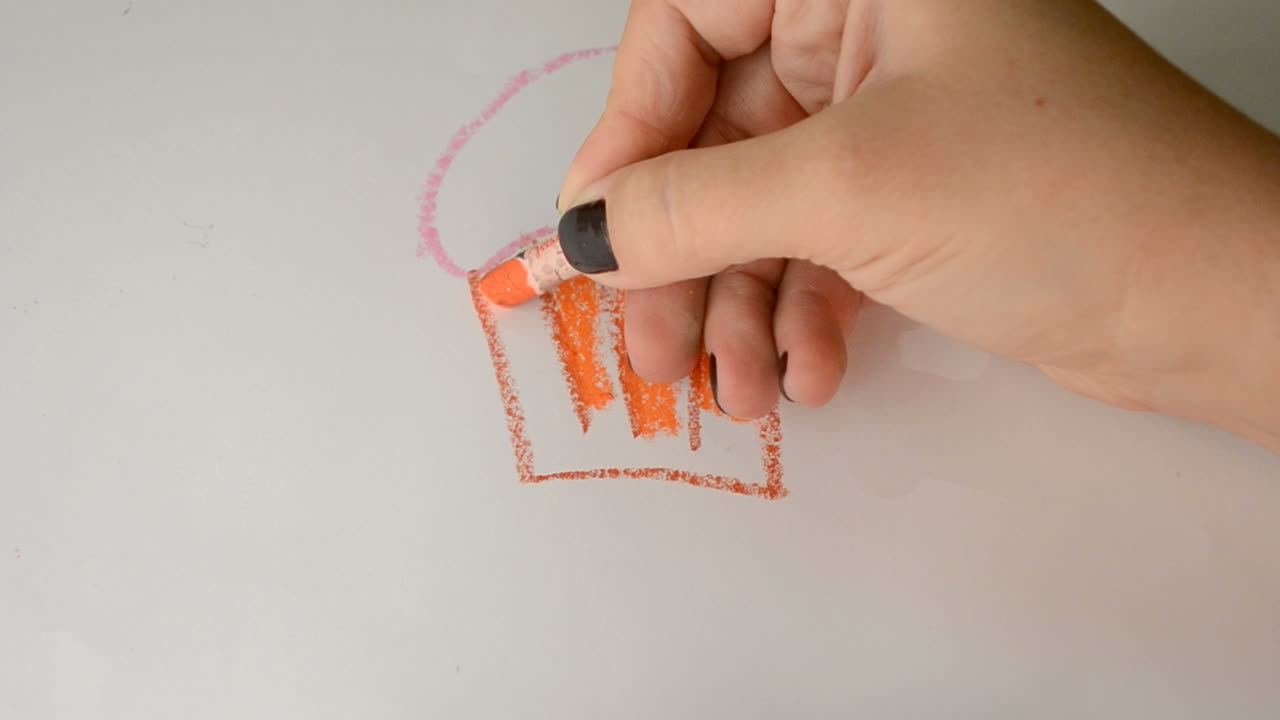 La donna disegna una torta festiva dai colori pastello. Processo di disegno