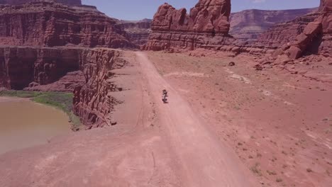 un par de motociclistas en un viaje panorámico en motocicleta por el desierto de moab