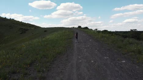 caminando por una ruta de senderismo en las colinas belgas