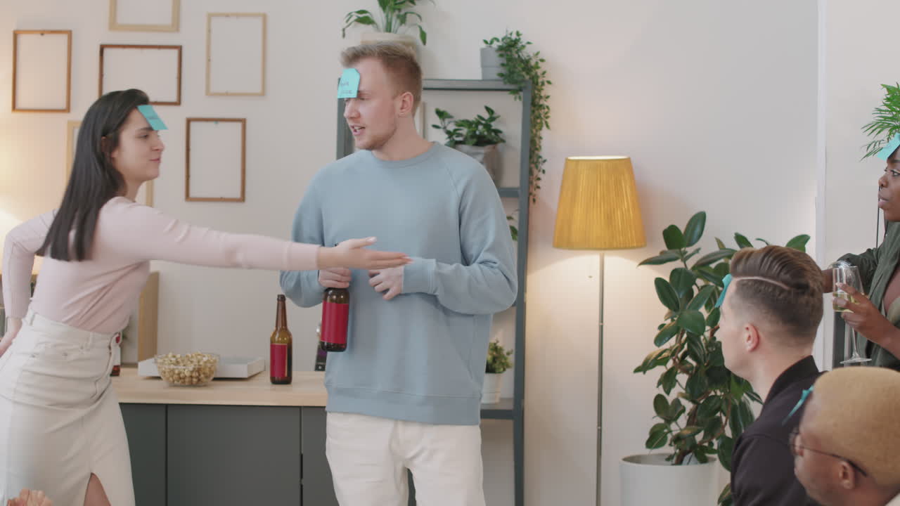 Tipsy mand spiller gætteleg med venner