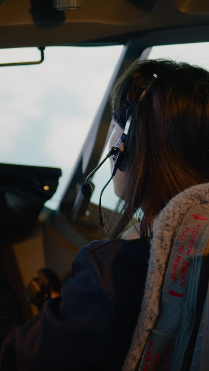 Pilota donna nella cabina di pilotaggio dell'aereo