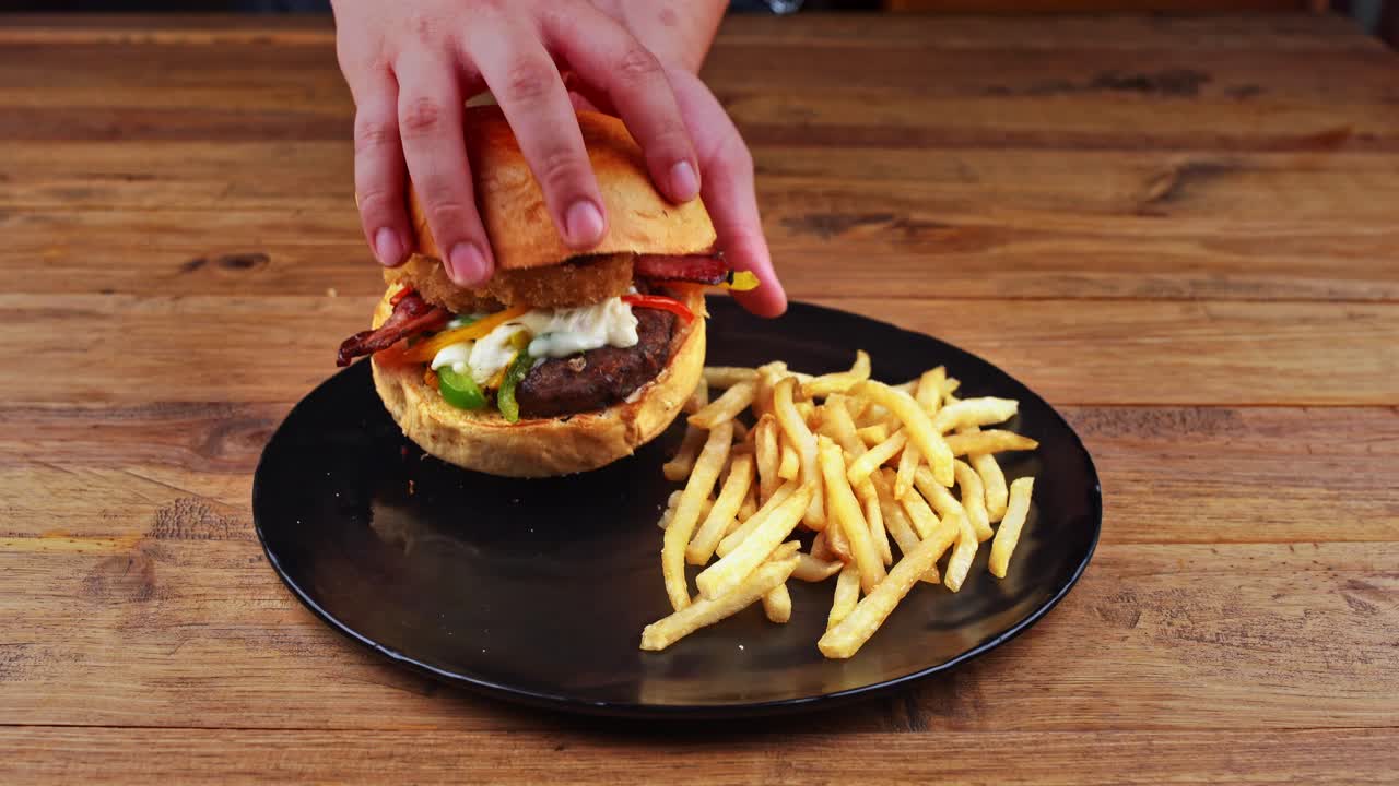 close up de una hamburguesa de cordero con papas fritas que se recogen y se abren para mostrar los deliciosos ingredientes