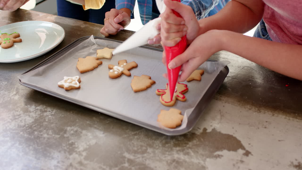 Venninner pynter julekaker sammen, koser seg med festlig julebakst.