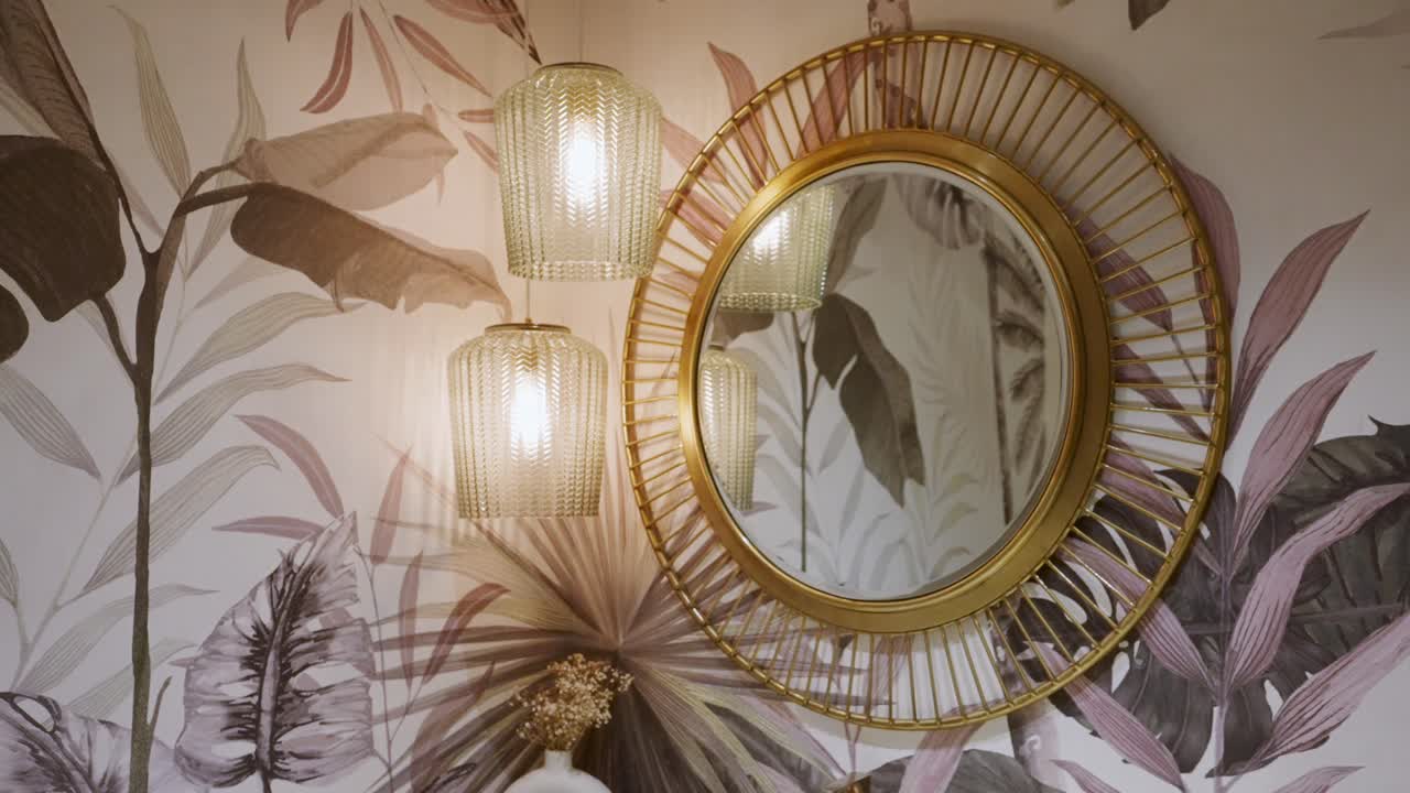 interior de la habitación - luces colgantes, espejo de pared redondo con diseño de papel tapiz tropical