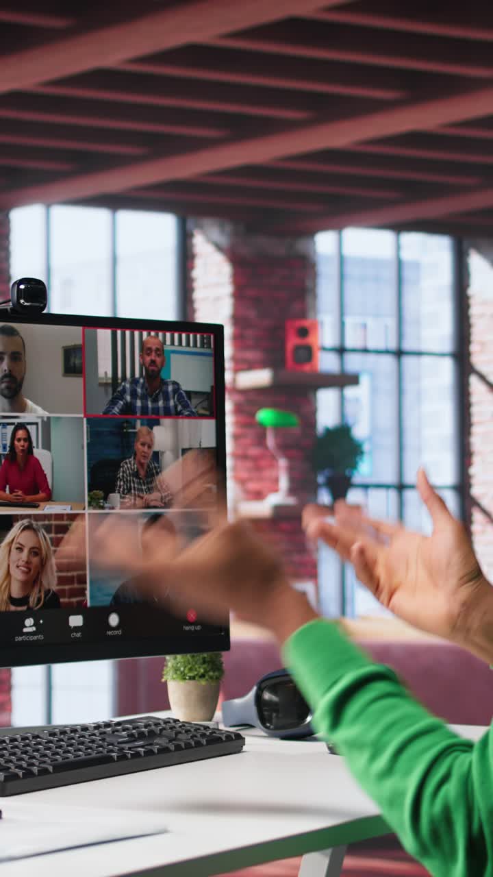 Video verticale. Manager che parla con i dipendenti durante una videochiamata web da casa.