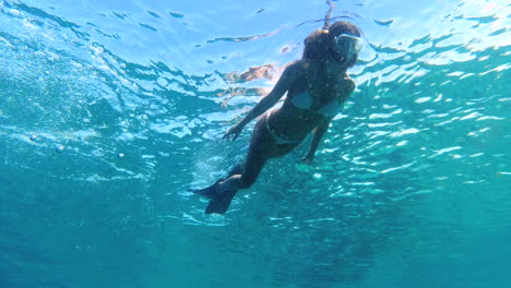Woman-swimming-in-the-ocean