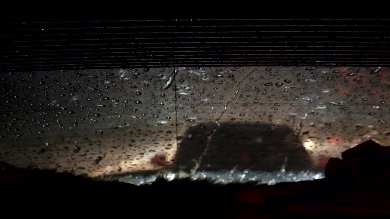 el parabrisas trasero ve el coche con poca visibilidad mientras llueve muy fuerte como un tifón y un huracán en dubai, emiratos árabes unidos.