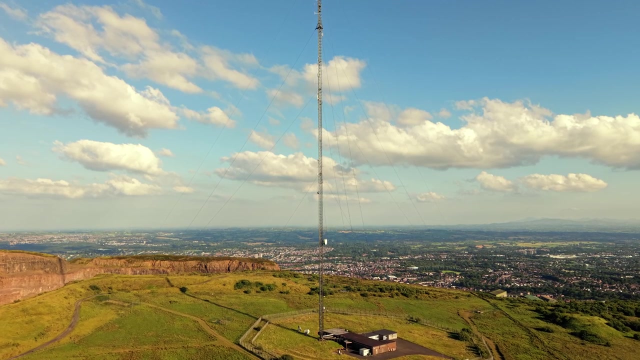 Video aéreo en primer plano 4K 60FPS de la Estación Transmisora Black Mountain en Belfast Occidental, Irlanda del Norte, Reino Unido, en un día soleado y brillante. Producido con color Rec709.
