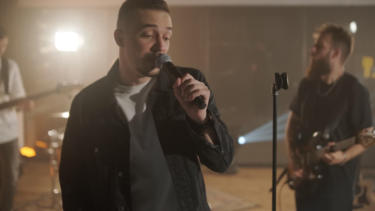 actuación en vivo de la banda con cantante, bajista, pianista, baterista y guitarrista