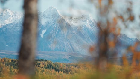 la cordillera nevada de los alpes de lyngen en el norte de noruega