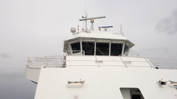 Ponte di comando di una nave con radar marino rotante, imbarcazione bianca