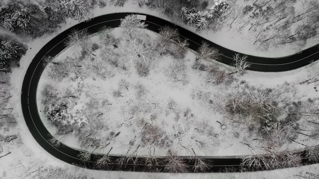 겨울철에 은 곡선에서 공중 사진