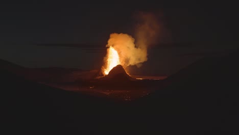 fuerte erupción brillante al anochecer en geldingadal, islandia