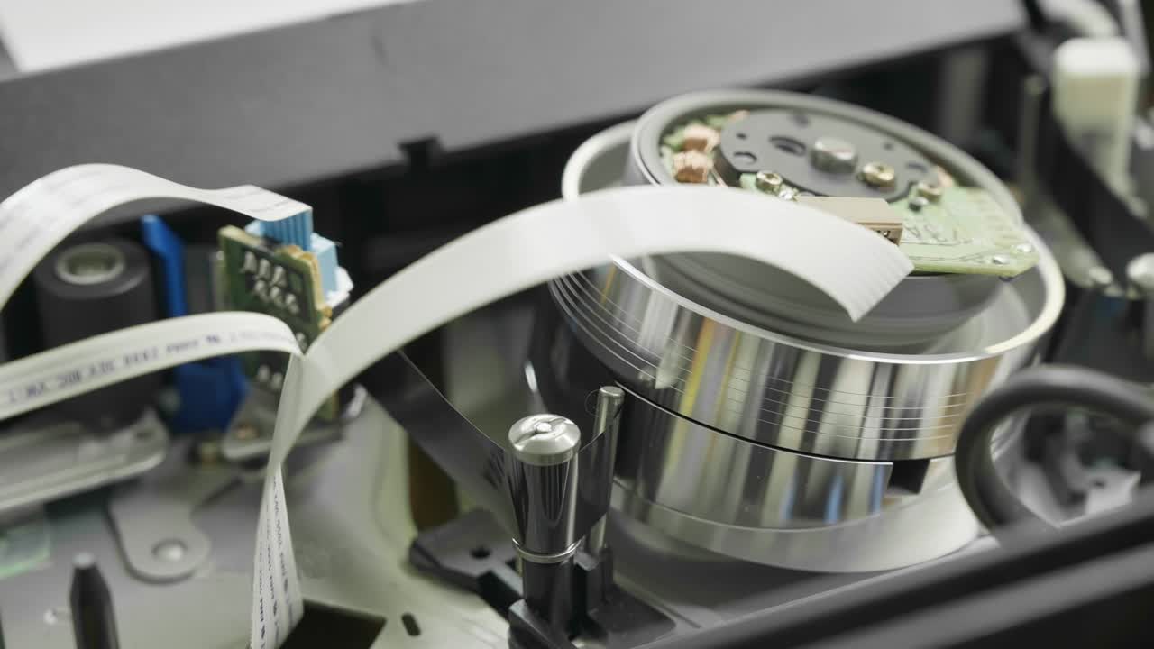 vhs 카세트 필름을 카세트 바디에서 vcr 헤드의 드럼으로 끌어당기는 과정