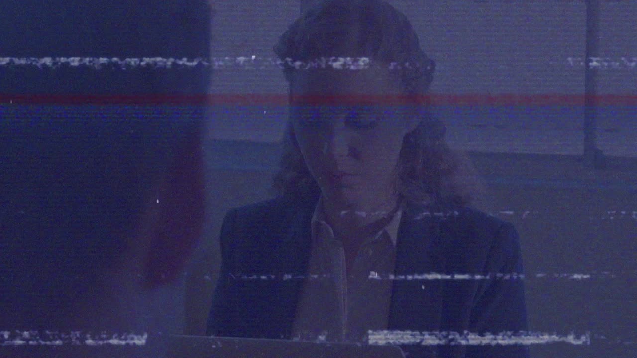 사무실에서 다양한 동료들을 대상으로 디지털 화면에서 데이터 처리의 애니메이션