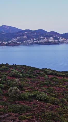 paisaje costero vista de una tranquila bahía y montañas en grecia al atardecer