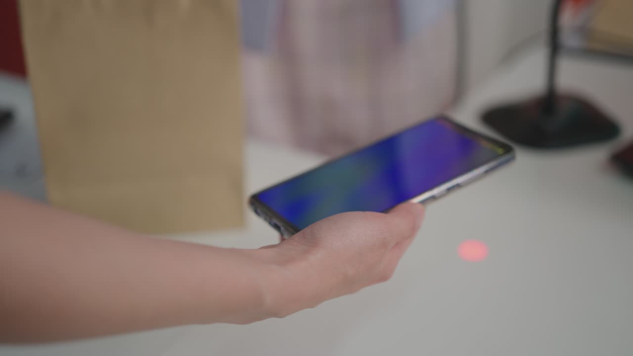 escanear un código de barras en un teléfono inteligente para el pago sin contacto. billetera digital, aplicación móvil, pago móvil. cámara lenta