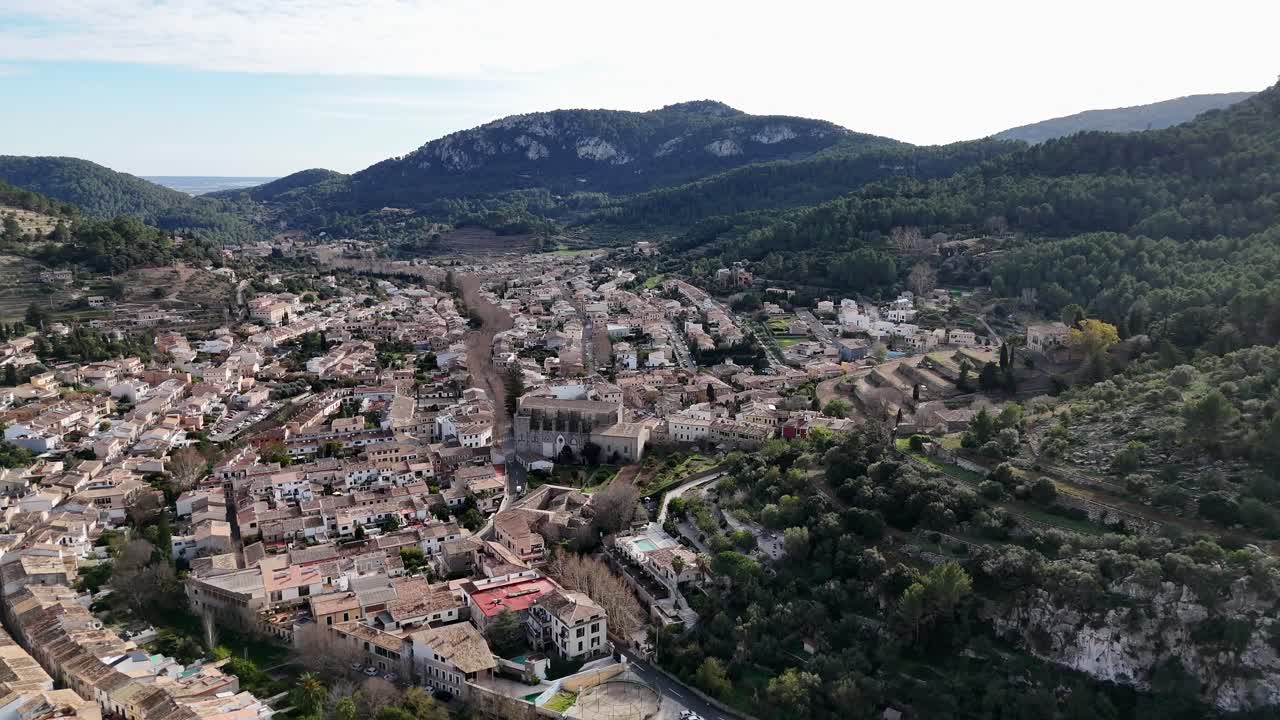 Ripresa con drone degli insediamenti nella valle di Esporles, sull'isola di Maiorca, nella Serra de Tramuntana, Spagna.