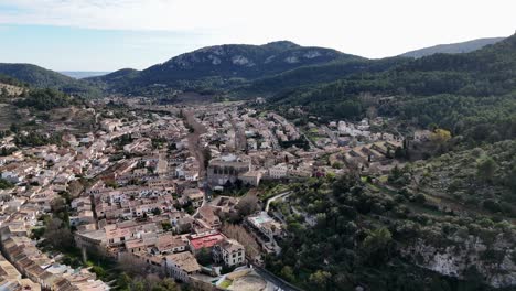 tomada de un avión no tripulado de los asentamientos en el valle de sporles en la aldea de la isla de mallorca en la serra de tramuntana, españa