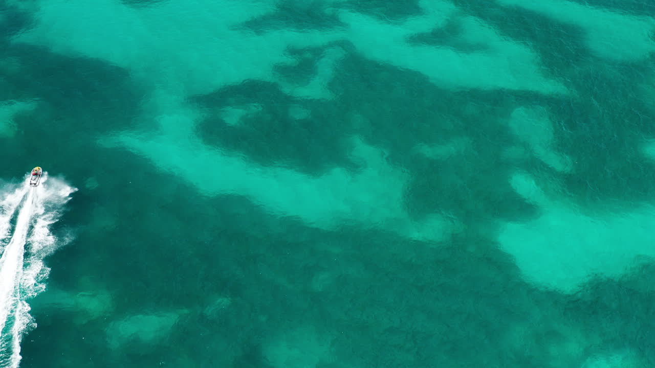 안티구아에서 경주하는 모터보트의 드론 영상