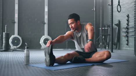 Mann,-Pause-Oder-Stretching-Auf-Dem-Boden-Der-Turnhalle-Im-Fitnessbereich