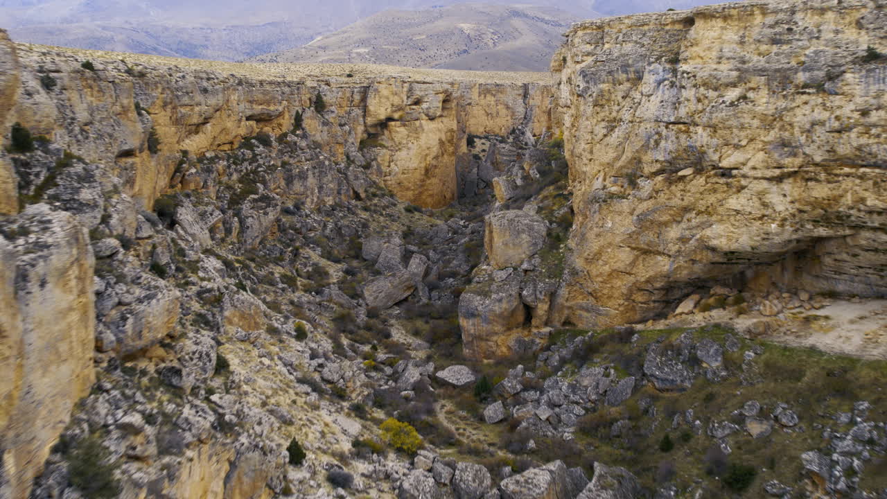 казклялийский каньон из горных хребтов аладаглар высокое качество 4k воздушные кадры беспилотников