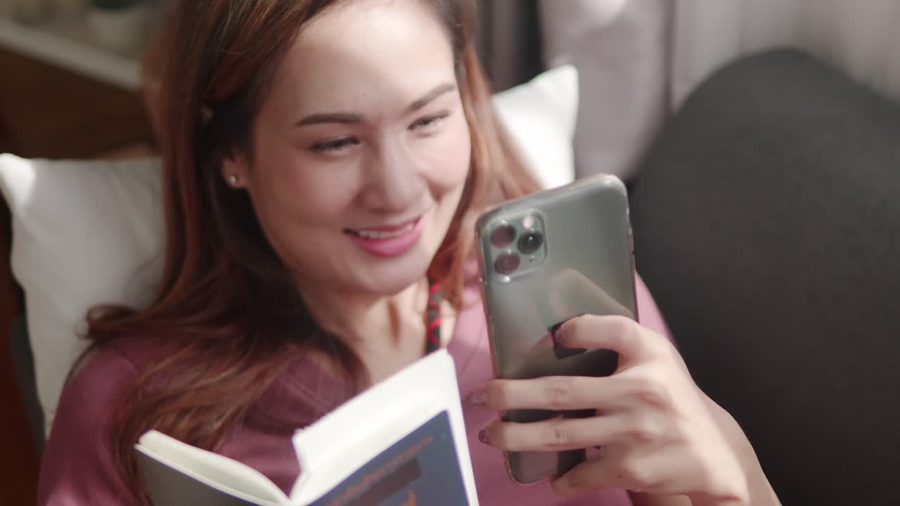 여행 전에 여권과 신용 카드로 온라인으로 비행기를 예약하는 여성