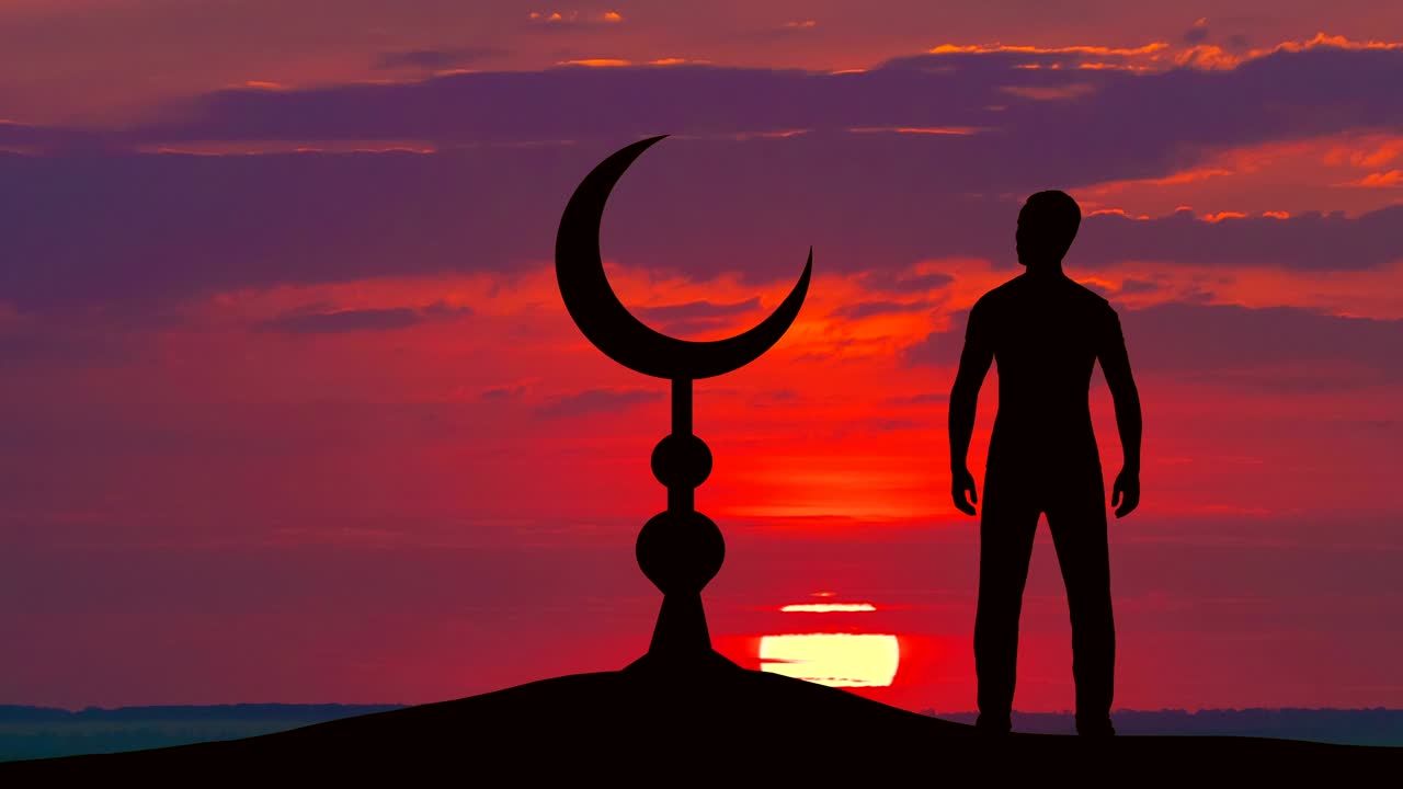 el hombre de pie cerca del símbolo del islam contra el fondo de la puesta de sol. lapso de tiempo