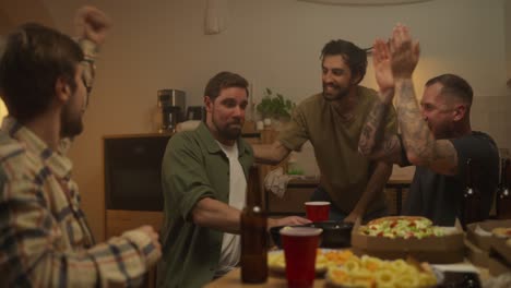 amigos celebrando en casa