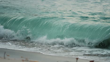 Fuertes-Olas-Se-Derraman-En-La-Orilla-Arenosa