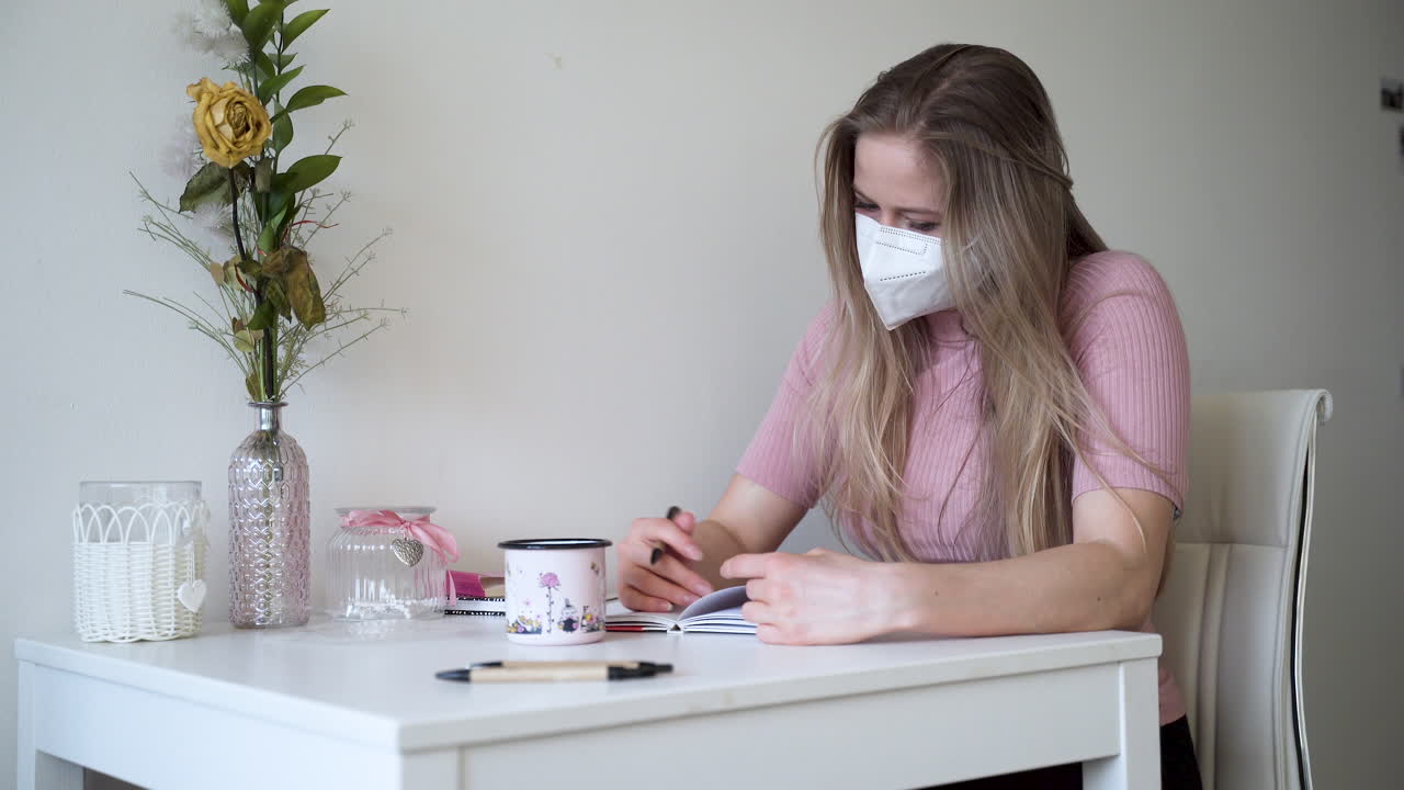 Una giovane ragazza scrive una lettera al suo amante nel suo appartamento.