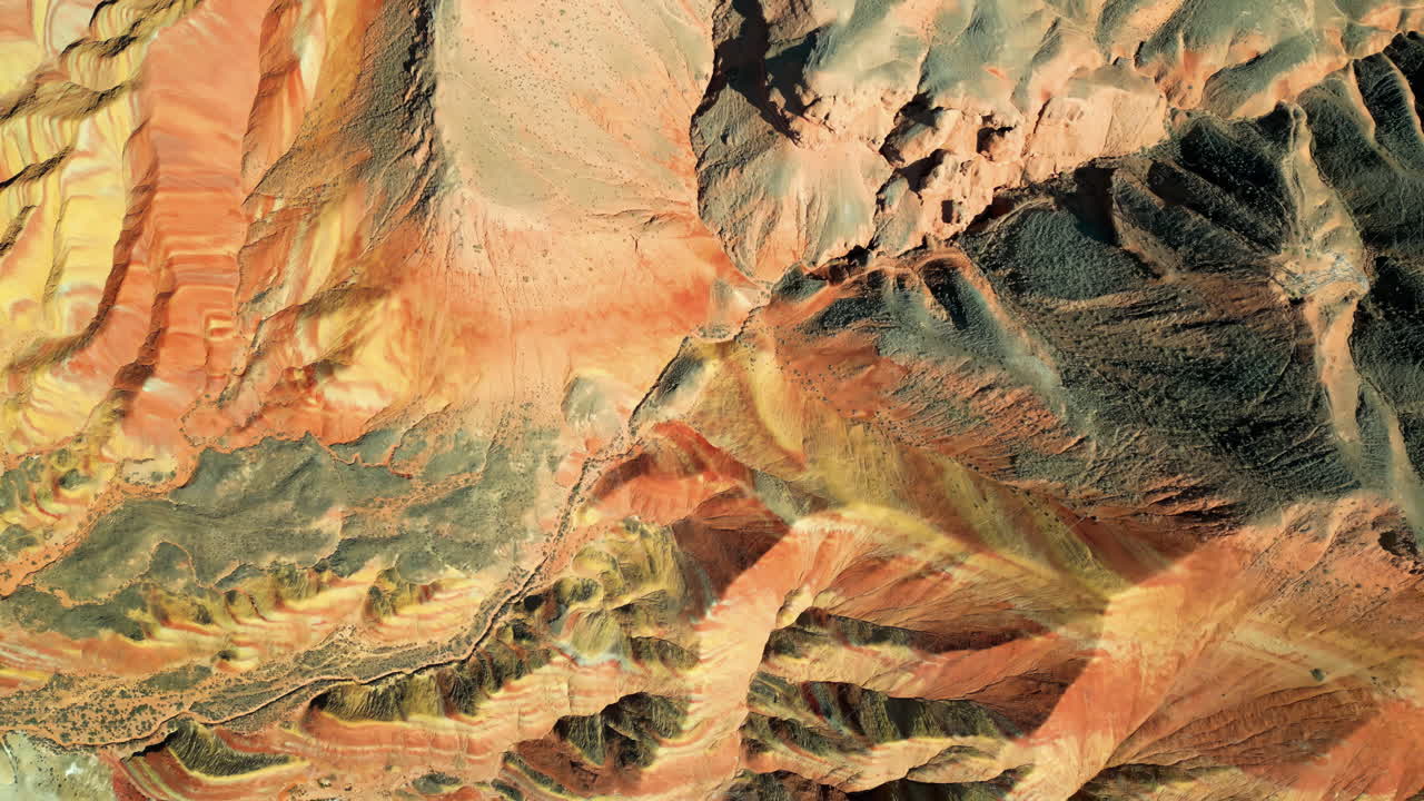 Veduta aerea con drone di formazioni rocciose stratificate di arenaria nel Geoparco di Zhangye Danxia, provincia di Gansu, Cina.
