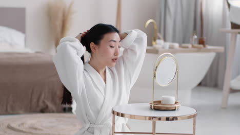 mujer preparándose en un baño