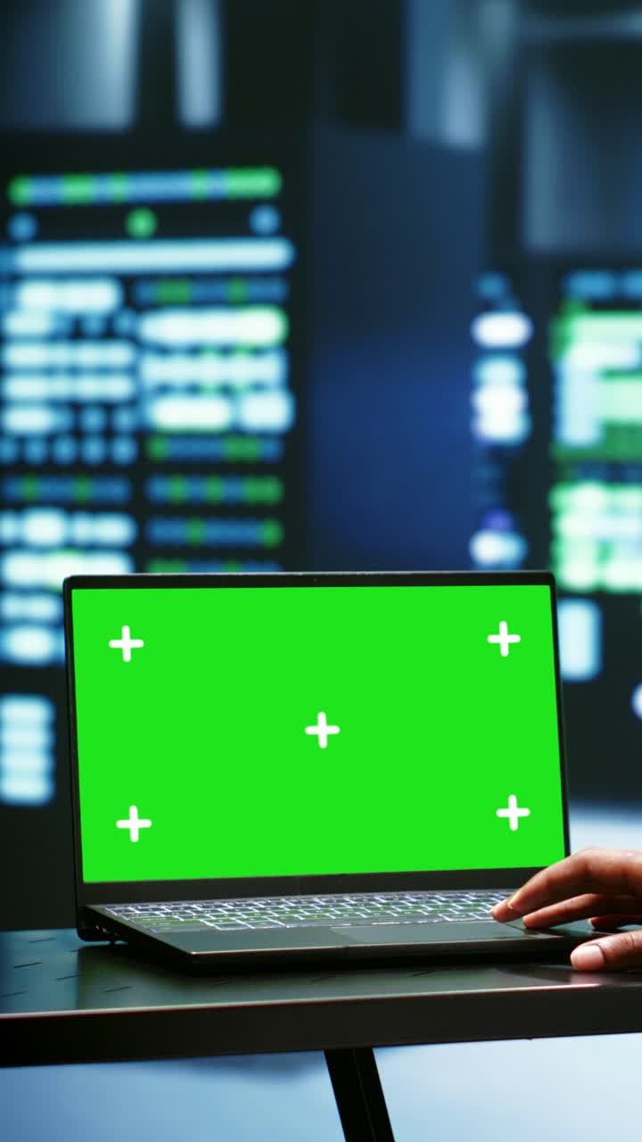 Vertikal video Elektriker som använder chroma key-dator