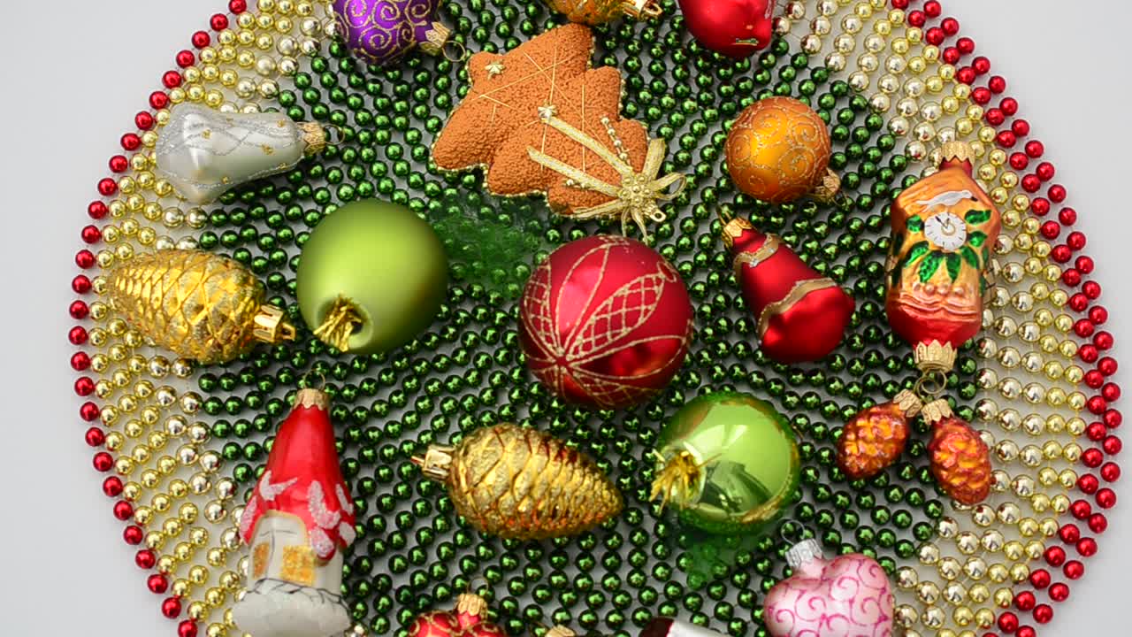 Новогодняя гирлянда и игрушки, фон. Съемка в движении