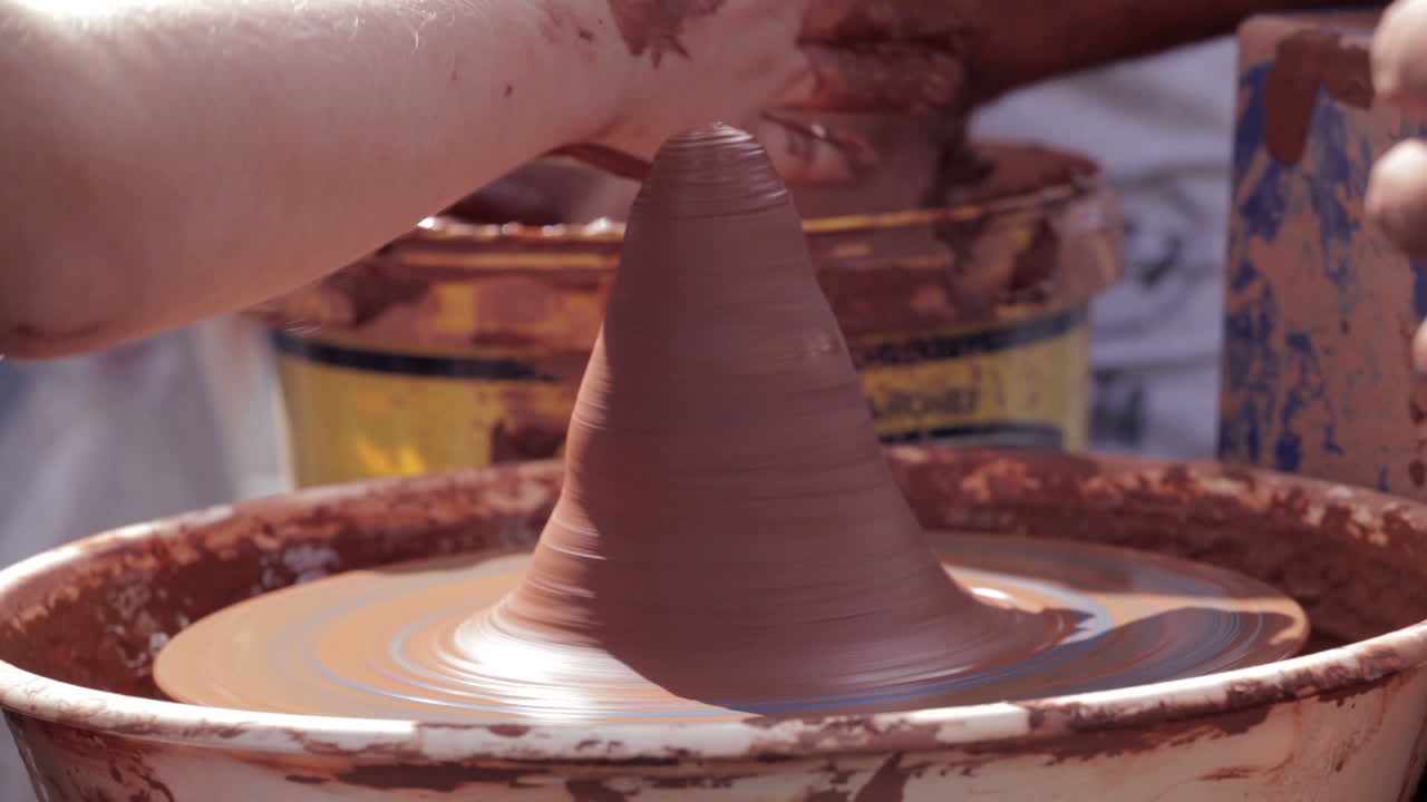 el alfarero enseña su oficio al niño 2