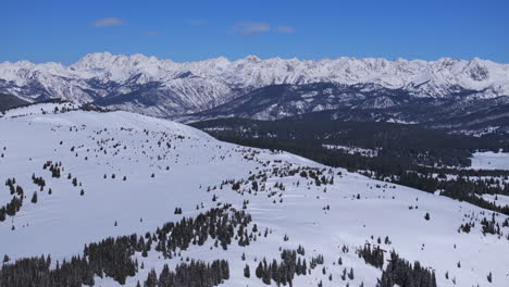 Perdiz-Colina-Paso-De-Vail-Colorado-Aéreo-Zumbido-Montañas-Rocosas-Paisaje-Santa-Cruz-Picos-Indios-Soleado-Azulejo-Cielo-Frío-Invierno-Mañana-I70-Polvo-Profundo-Snowboard-Esquiador-Moto-De-Nieve-Travesía-Derecha