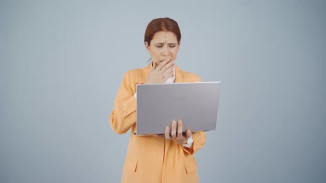 una mujer de negocios que bostea.