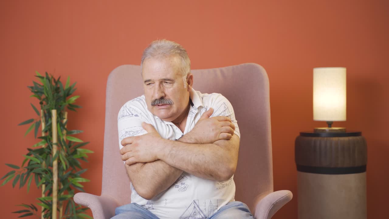 un anciano frío y tembloroso.