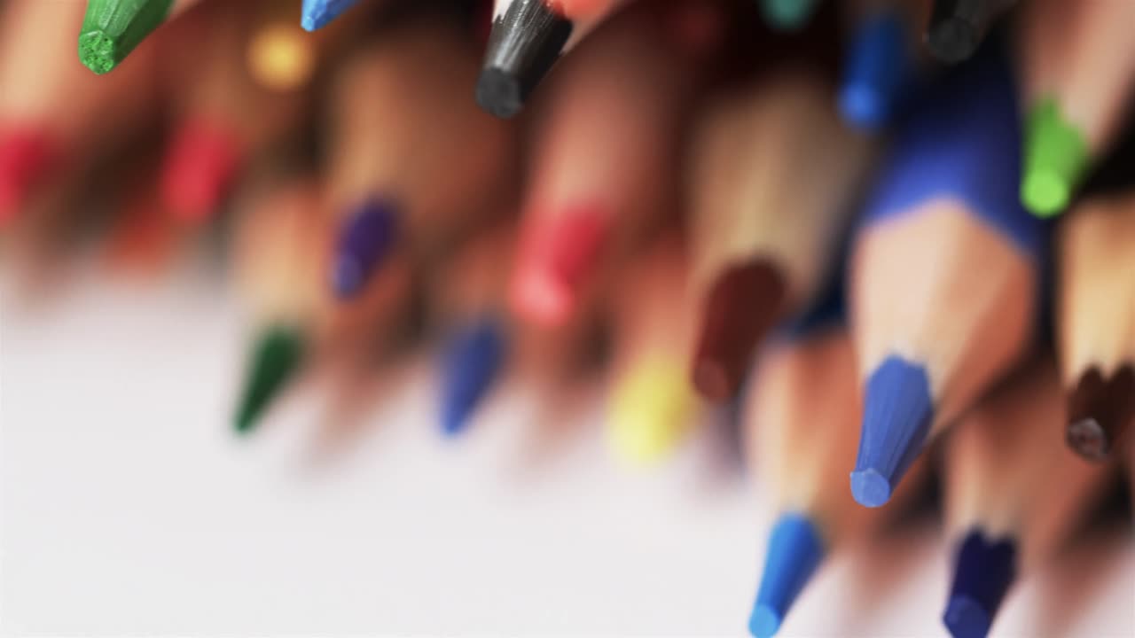 백색 배경 에 있는 다채로운 연필 크레이온 의 클로즈업, 느린 동작