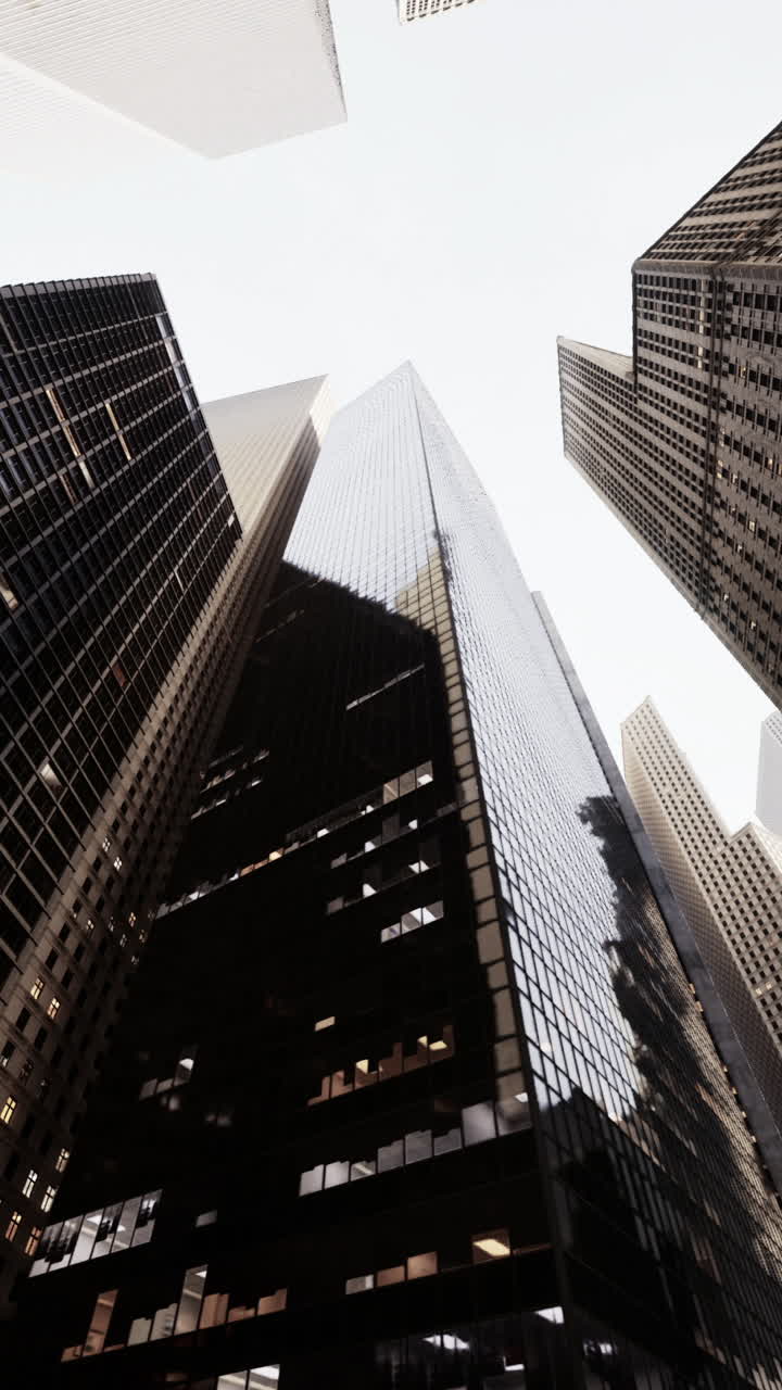 mirando los rascacielos en una ciudad moderna