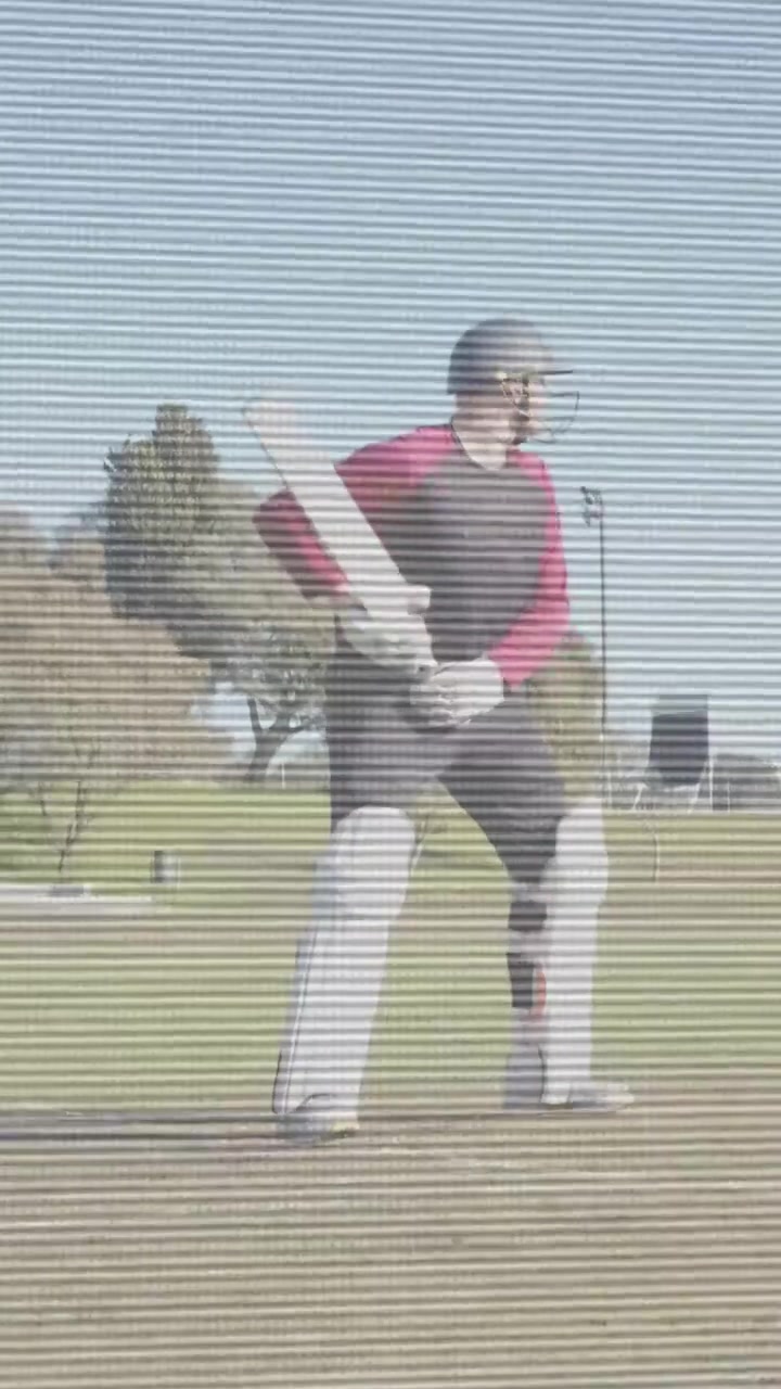 Vertikal video: Slagmann svinger idet ballen kommer, med et overlegg som sporer balltreets bane for cricket-poeng.