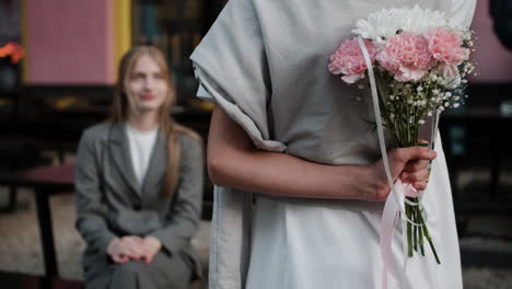 adolescente dando un ramo de flores a una chica