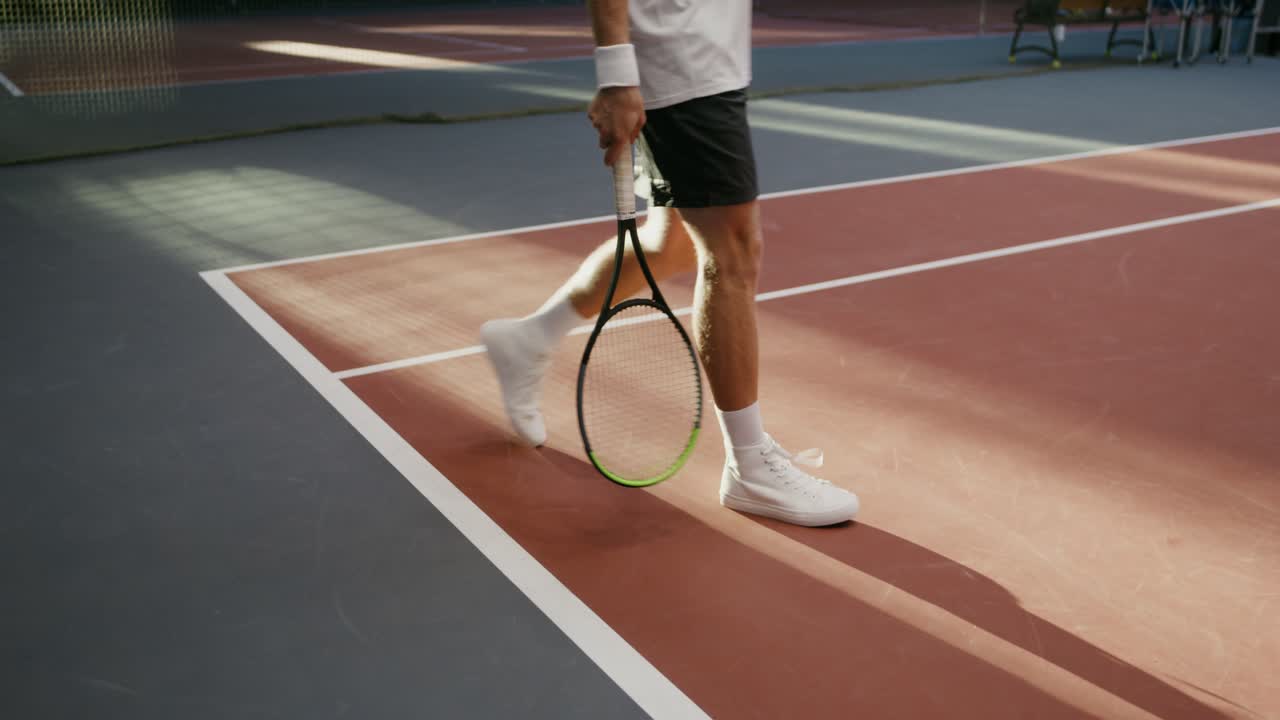 jugador de tenis en la cancha cubierta