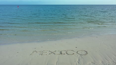 Weitwinkelaufnahme-Von-Mexiko-Im-Sand-An-Einem-Strand-Mit-Einem-Windsurfer-Am-Horizont