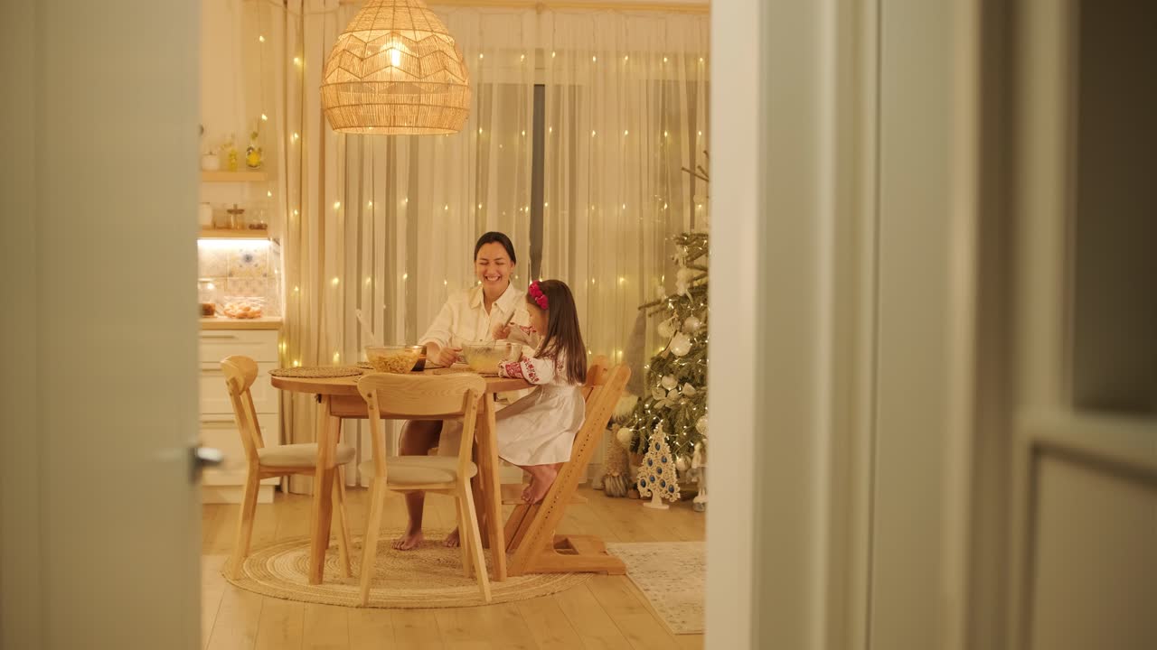madre e hija preparándose para la celebración de navidad