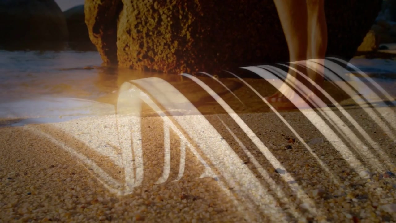 Luce solare che proietta un arco a strisce sulla sabbia, facendo avvicinare i piedi di un uomo a piedi nudi per i designer.