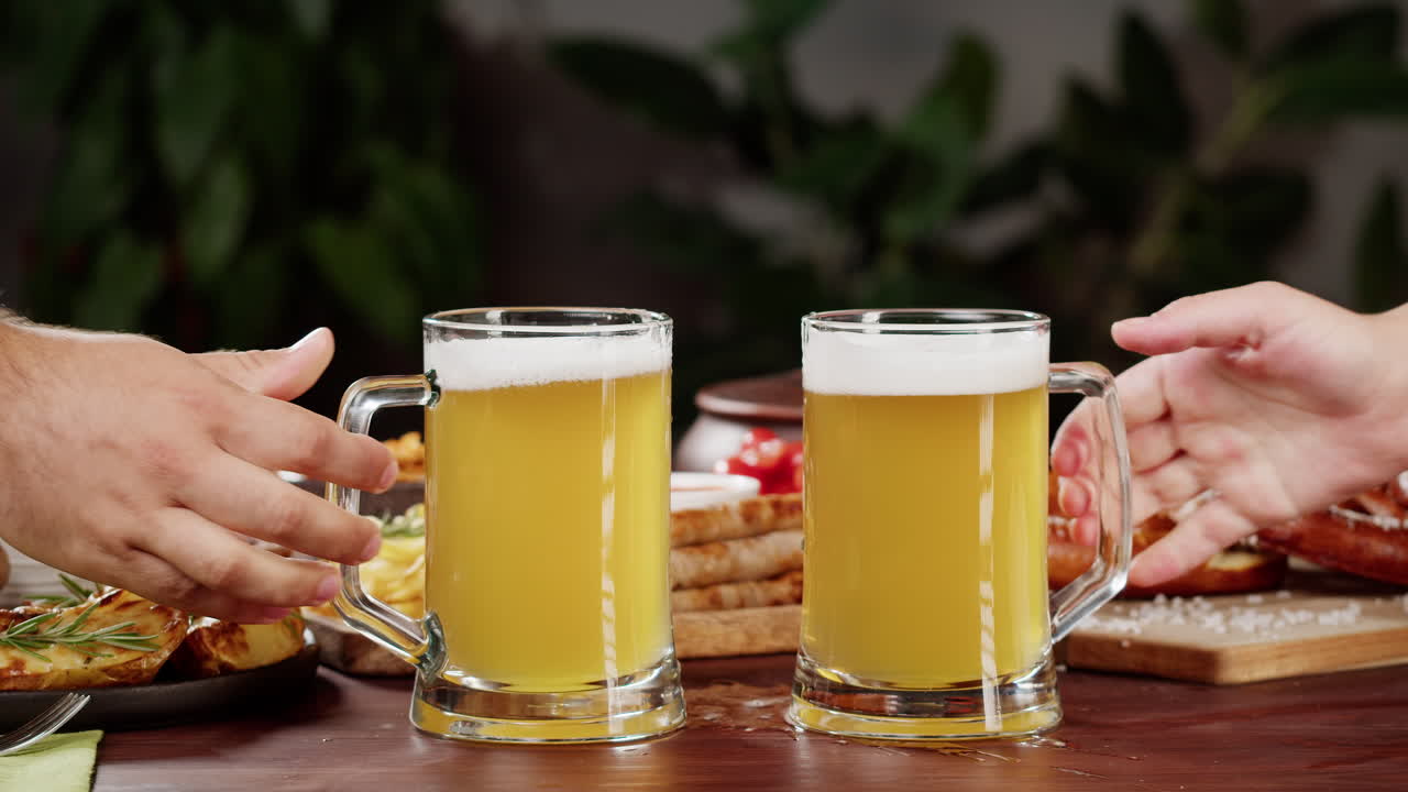 amigos brindando cervezas con comida